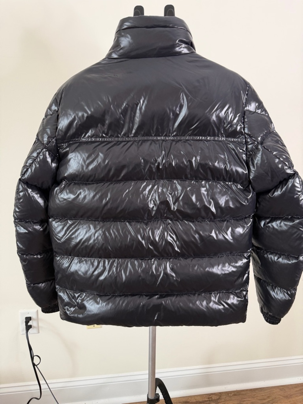 100% authentic Moncler Black Down Puffer Jacket with removable Fur-Trim Hood - Picture 2 of 7